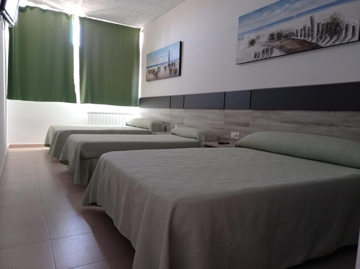 Hostal Brin Монреал дел Кампо Екстериор снимка