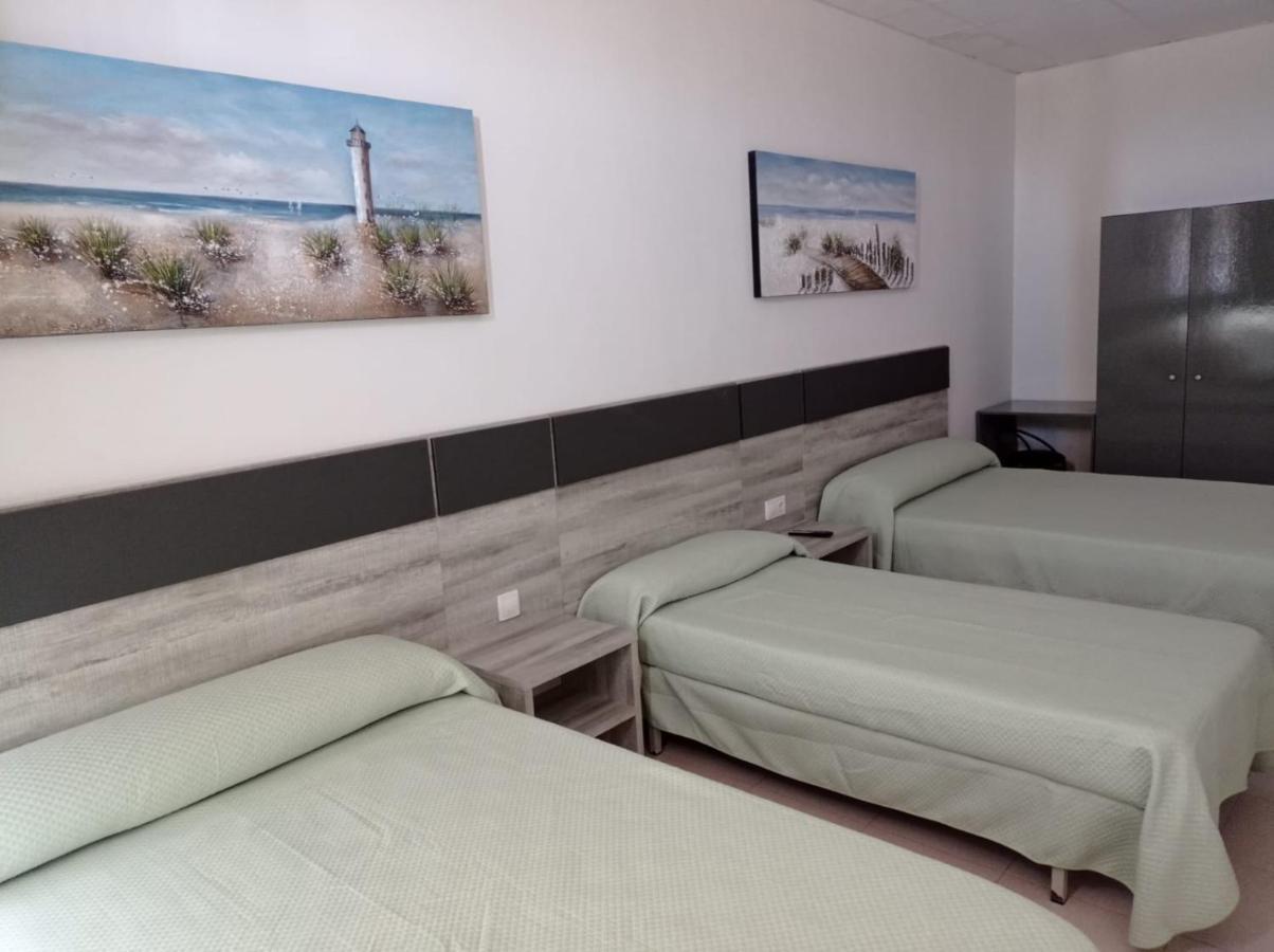Hostal Brin Монреал дел Кампо Екстериор снимка