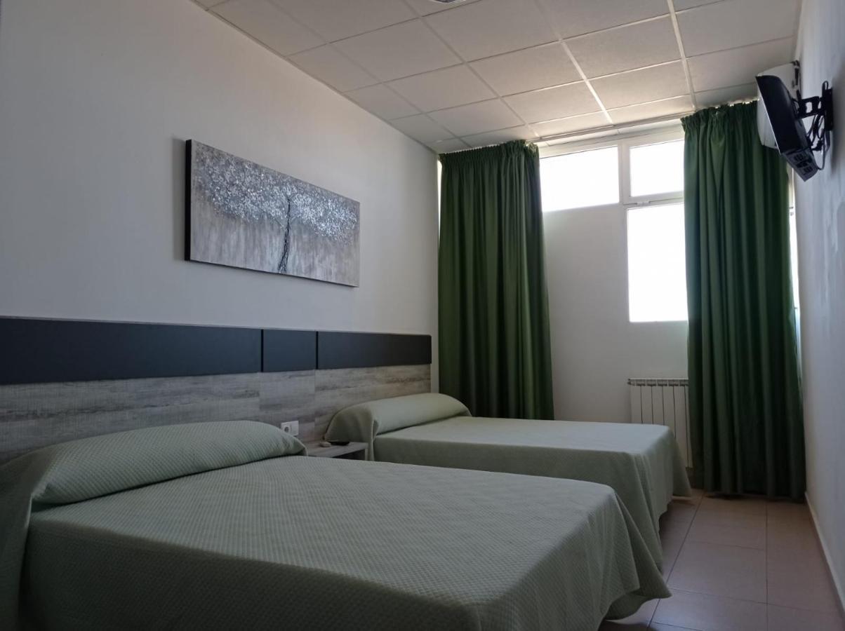 Hostal Brin Монреал дел Кампо Екстериор снимка
