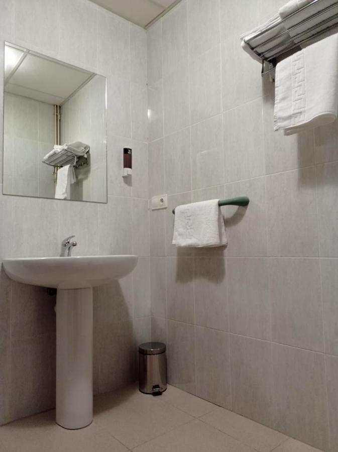 Hostal Brin Монреал дел Кампо Екстериор снимка