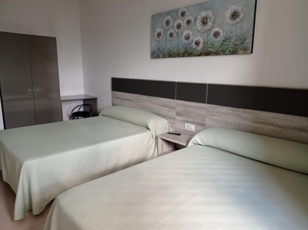 Hostal Brin Монреал дел Кампо Екстериор снимка